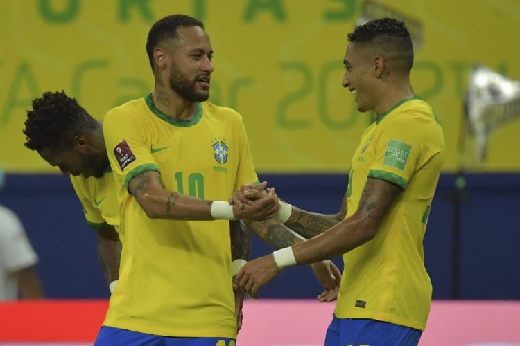 Neymar dan Raphinha (paling kanan) merayakan gol dalam pertandingan Brasil vs Uruguay pada lanjutan Kualifikasi Piala Dunia 2022 Zona Conmebol di Amazon Arena, Jumat (15/10/2021) pagi WIB. Neymar dan Raphinha diprediksi bakal menjadi tumpuan lini depan Brasil pada Piala Dunia 2022 Qatar.