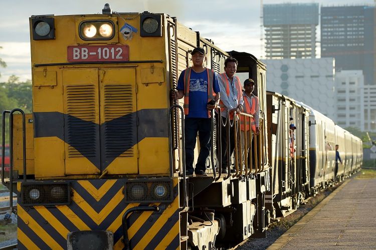 Sebuah kereta api tiba di Stasiun KA Phnom Penh, Kamboja pada Rabu (4/7/2018) dari provinsi Pursat dengan menggunakan jalur kereta yang baru dibangun kembali. 