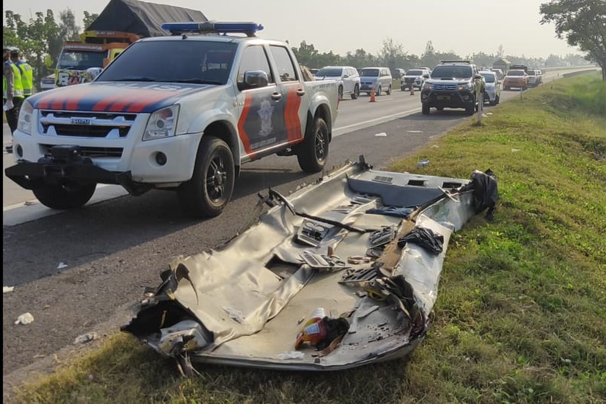 Polisi mengevakuasi bangkai kendaraan pasca kecelakaan maut di KM 184 Tol Cipali, Kabupaten Cirebon, Jawa Barat, Senin (10/8/2020).