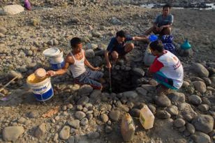 Kekeringan Kritis, Warga Bekasi Memanfaatkan Genangan Air Sungai ...