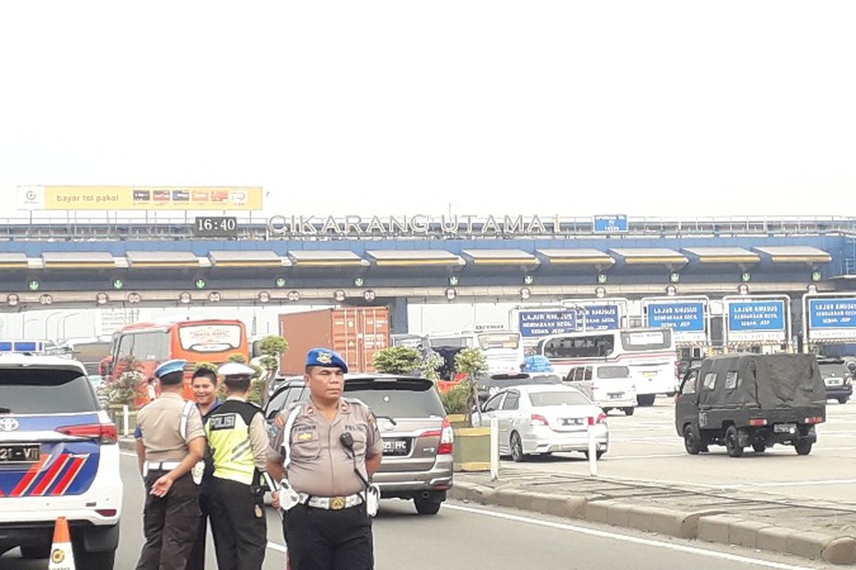 Arus mudik lembaran arah Cikampek melalui pintu tol Cikarang Utama 1 berjalan lancar seperti yang terjadi pada Minggu (10/6/2018). 