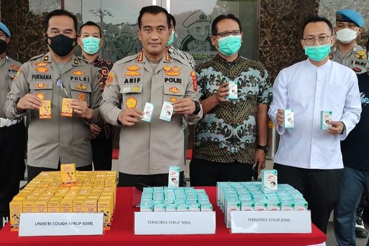 Kapolresta Cirebon Kombes Pol Arif Budiman bersama jajaran, IAI dan Dinas Kesehatan Kabupaten Cirebon menunjukan sejumlah merk obat sirup Paracetamol yang ditarik edar, Jumat (21/10/2022). Mereka melakukan sidak ke sejumlah apotek.