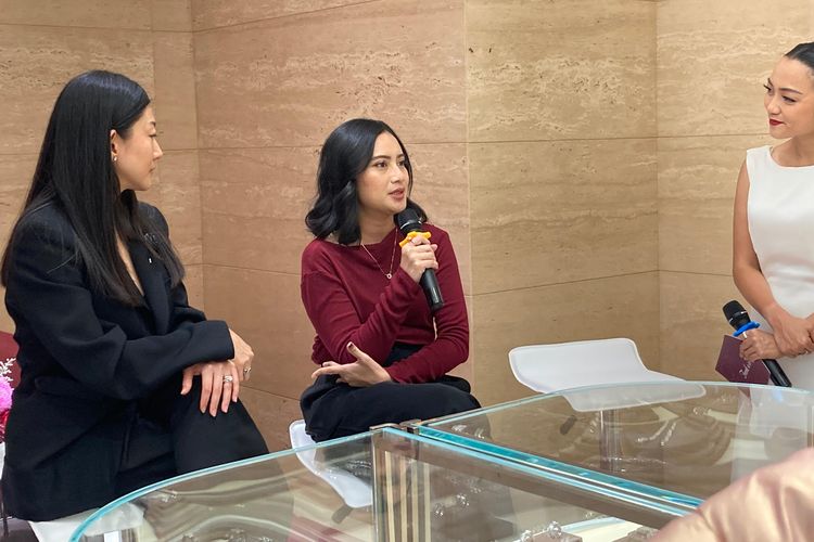 Pelukis ?The True Jewels of Life? Ajeng Martia Saputri  (tengah) dalam pembukaan kembali gerai pertama Frank & co. di Indonesia di Pondok Indah Mall 1, Jakarta Selatan, Minggu (5/10/2025).