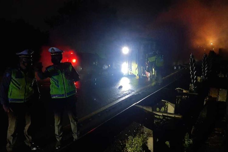 Kecelakaan maut melibatkan tiga kendaraan terjadi di KM 74 Tol Tangerang-Merak pada Minggu (17/10/2021) pukul 21.50 WIB. Polisi sebut ada korban jiwa dan korban luka. 