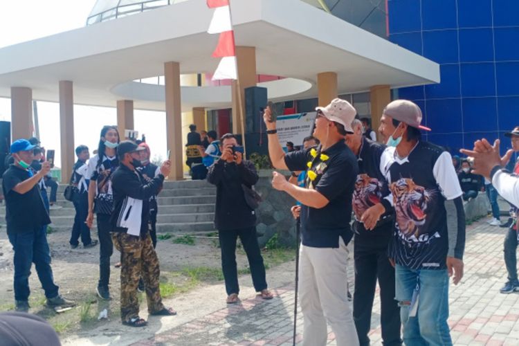 Kepala Dinas Pemuda Dan Olahraga Kabupaten Garut Dan Kepala Unit Pelayanan Transmisi Cirebon mencoba menerbangkan layangan bomber