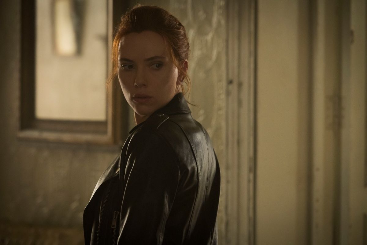 Scarlett Johansson dalam salah satu adegan di film Black Widow