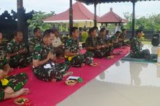Prajurit Armada Timur Berdoa untuk Kemenangan Timnas Indonesia