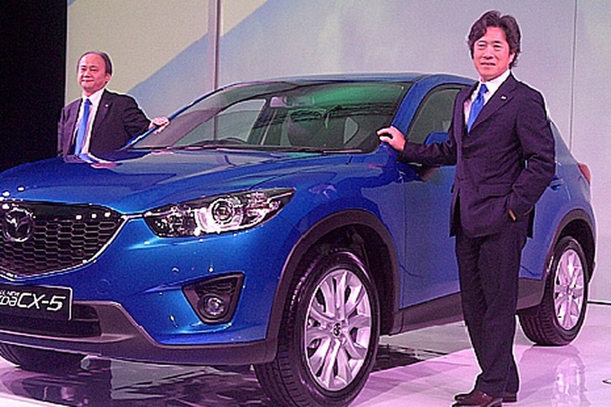 Keizo Okue, Presiden Direktur MMI (kiri) dan Masahiro Moro, Executive Officer for Global Sales and Marketing Mazda Motor Corporation dengan Mazda CX-5