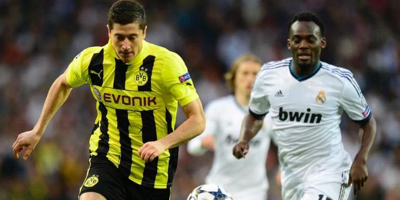 Gelandang Real Madrid, Michael Essien (kanan), berusaha membayangi striker Borussia Dortmund, Robert Lewandowski, pada leg kedua semifinal Liga Champions, Selasa (30/4/2013), di Santiago Bernabeu. Madrid menang 2-0.