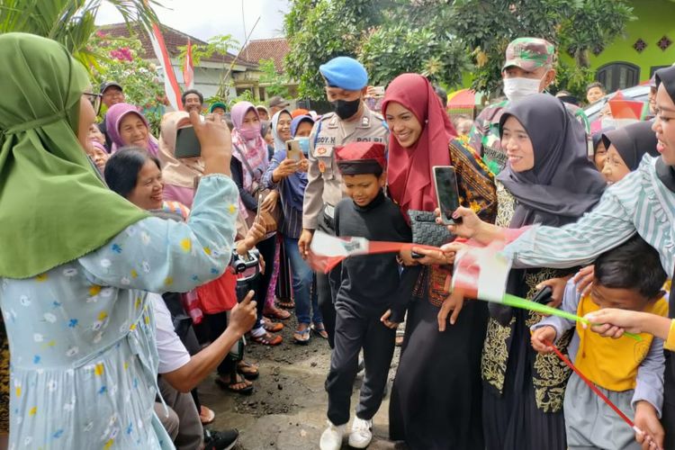 Farel disambut antusias oleh para tetangga saat pulang kampung 