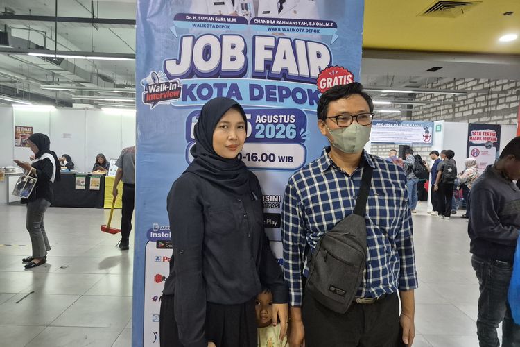 Ditemani Istri dan Anak, Korban PHK Ini Berburu Harapan di Job Fair Depok
