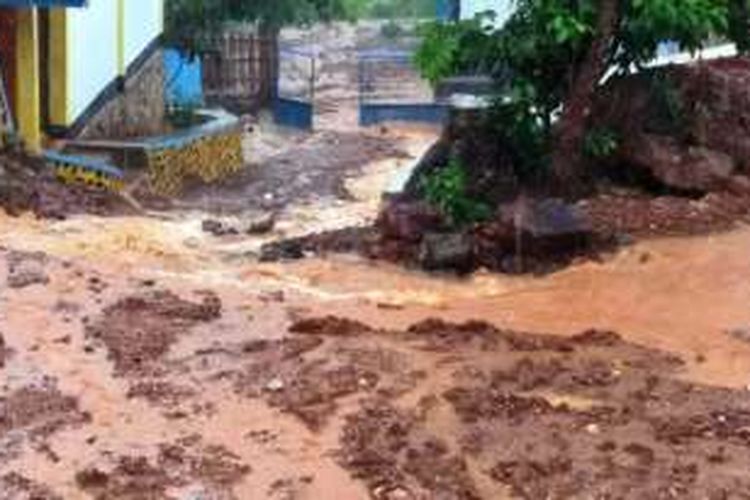 Banjir bandang menggenangi SMK Negeri 4 di Kecamatan Langgudu, Kabupaten Bima NTB, hingga 40 Cm, Selasa (19/7/2016) akibat hujan deras yang mengguyur di wilayah setempat selama dua hari terakhir.
