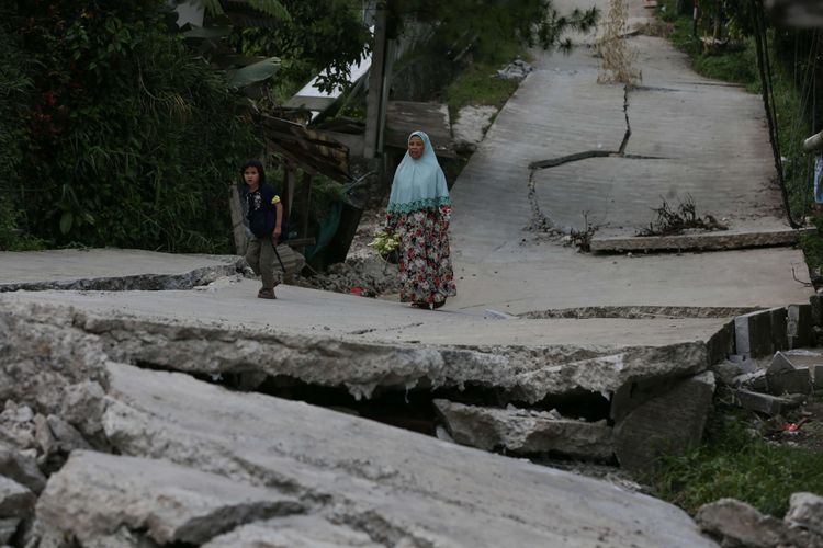 Kondisi kerusakan jalan akibat pergeseran tanah di Kampung Curug, Desa Bojong Koneng, Kecamatan Babakan Madang, Kabupaten Bogor, Jawa Barat, Senin (19/9/2022). Badan Penanggulangan Bencana Daerah (BPBD) setempat mencatat, 71 unit rumah yang mengalami kerusakan 116 orang diungsikan.