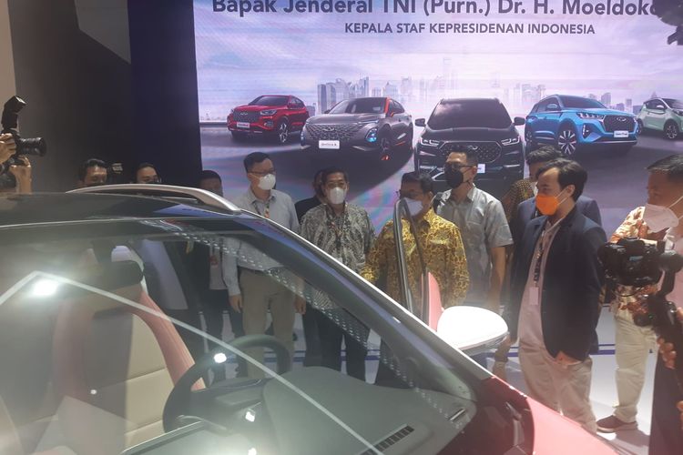 Kepala Staf Kepresidenan (KSP) Moeldoko menghadiri ajang pameran Indonesia International Motor Show (IIMS) Hybrid 2022 pada Jumat (8/4/2022) sore.