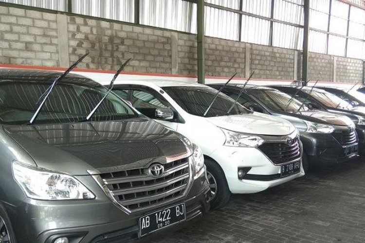 Suasana parkir di sebuah perusahaan rental kendaraan atau sewa mobil