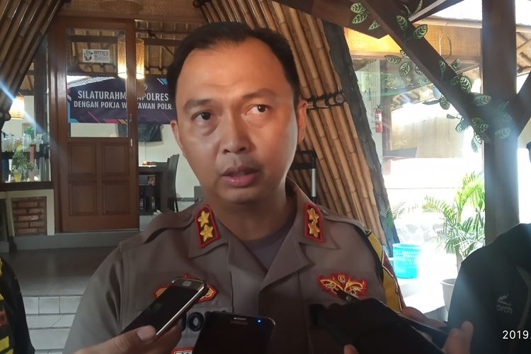 Kapolres Bogor, AKBP Muhammad Joni masih melakukan penyidikan terkait mayat dalam koper yang ditemukan di atas jurang hutan pinus, Kampung Teluk Waru, Desa Curug Bitung, Kecamatan Nanggung, Bogor, Jawa Barat.