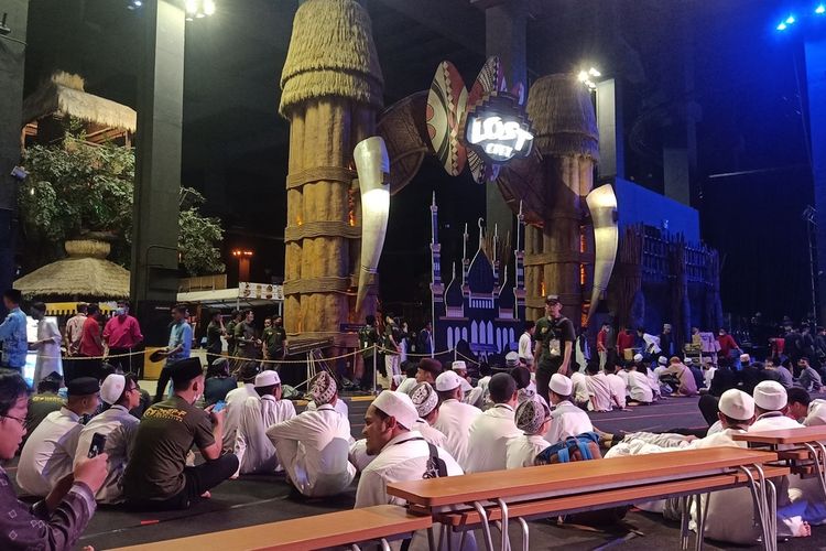 Trans Studio Bandung ditutup satu hari, Minggu (17/4/2022). Tempat wisata bermain ini disewa untuk Bahagiakan 400 Santri Penghapal Alquran.