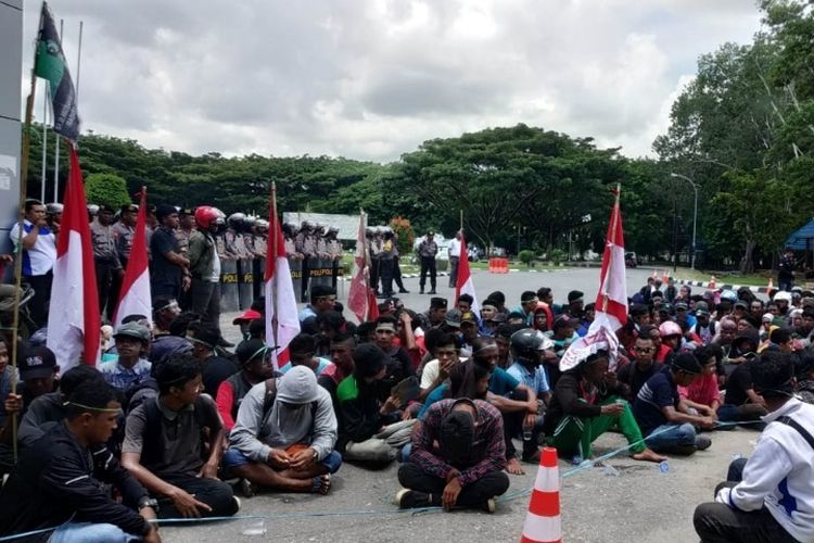 Ratusan warga Kabupaten Konawe Kepulauan menduduki kantor gubernur Sultra, menolak kegiatan 15 Izin Usaha Pertambangan di wilayah mereka (KOMPAS.com/KIKI ANDI PATI) 