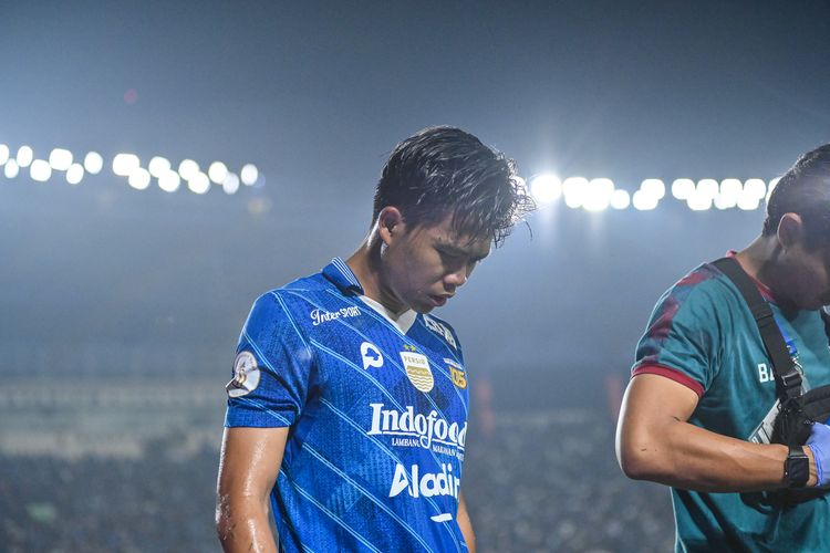 Edo Febriansah ketika harus ditarik keluar karena cedera pada menit 84 dalam final Championship Series Liga 1 2023-2024 leg pertama antara Persib Bandung vs Madura United di Stadion Si Jalak Harupat, Soreang, Kabupaten Bandung, Minggu (26/5/2024).