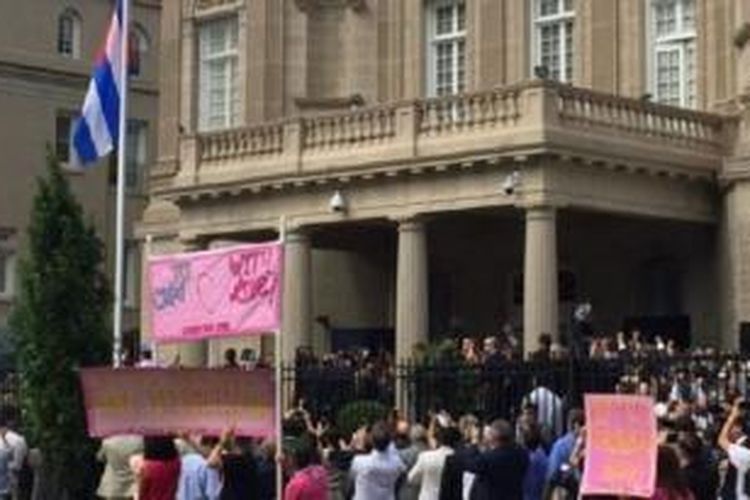 Bendera Kuba dikibarkan untuk pertama kalinya setelah 54 tahun di Kedutaan Besar Kuba di Washington, 20 Juli 2015.