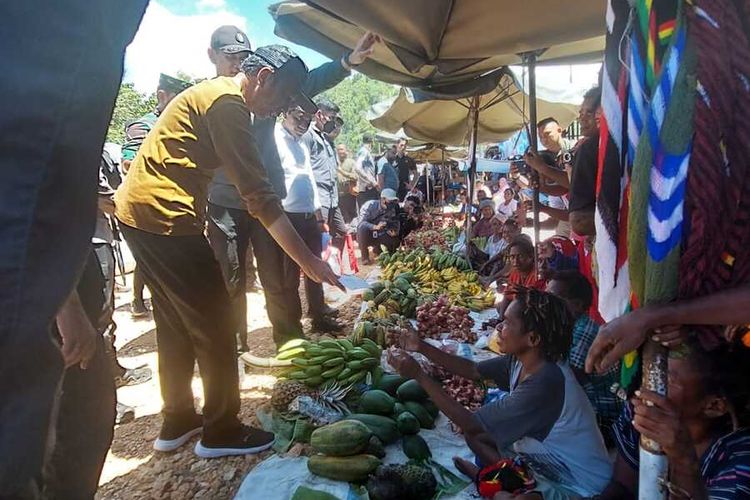 Presiden Joko Widodo, saat melakukan kunjungan secara langsung ke Pasar Youtefa, Distik Abepura, Kota Jayapura, Papua, Selasa (21/3/2023). Presiden Jokowi terlihat memberikan sembako dan bantuan dana (uang) kepada para pedagang yang ada di Pasar Youtefa.