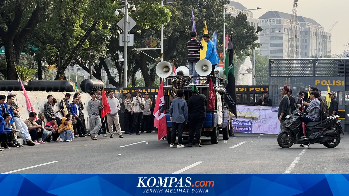Ada Demo Soroti MBG hingga Supremasi Sipil, Jalan Medan Merdeka Selatan Arah Gambir Ditutup