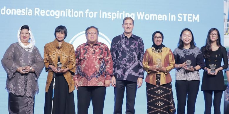 Menteri Bambang memberikan penghargaan GE Inspiring Woman in STEM Award di Jakarta (27/11/2019) kepada lima tokoh perempuan yang dinilai memiliki kontribusi dan memberi inspirasi di bidang STEM di Indonesia.