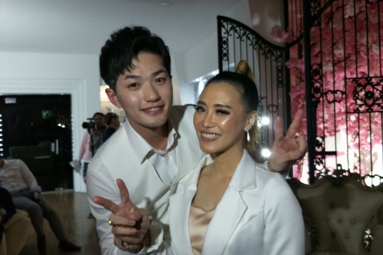 Penyanyi Lee Jeong Hoon dan sang istri Monique Oktaviani atau yang karib disapa Moa saat merayakan hari jadi pernikahannya yang pertama di kawasan Kebayoran Baru, Jakarta Selatan, Minggu (2/12/2018).