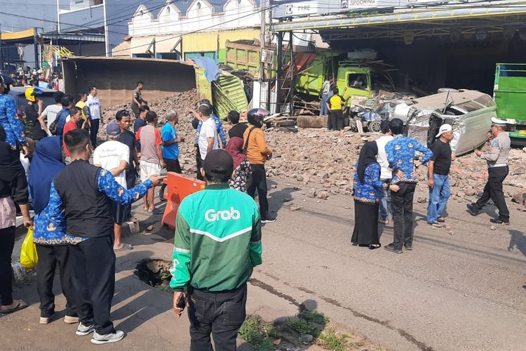 Warga berkerumun menyaksikan bekas kecelakaan yang melibatkan tujuh kendaraan dan menewaskan dua orang di Subang, Jawa Barat, Kamis (17/10/2024).