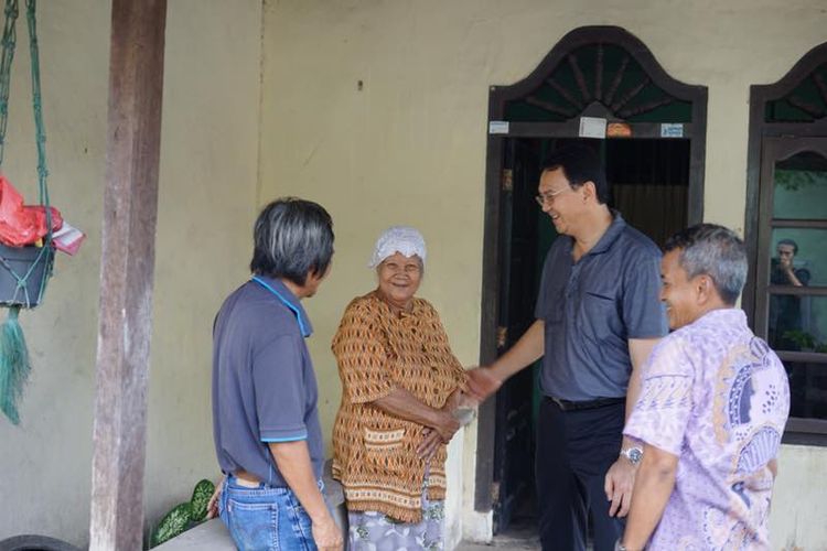 Calon gubernur DKI Jakarta Basuki Tjahaja Purnama atau Ahok bersama guru SD nya, Bondet, di Gantong, Belitung Timur, Kamis (6/4/2017).