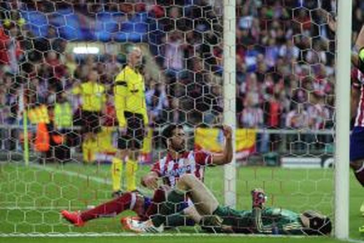 Kiper Chelsea (Petr Cech) mengalami cedera setelah berbenturan dengan gelandang Atletico Madrid Raul Garcia, pada leg pertama semifinal Liga Champions, di Vicente Calderon, Selasa (22/4/2014).
