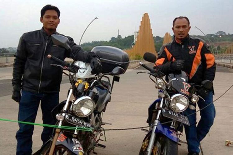 Masudi (kiri) dan Mulyadi (kanan) dengan Vixion kesayangan. (Dok. Yamaha Vixion)