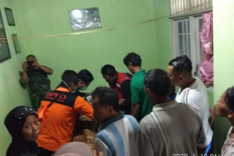 Suasana rumah duka korban terseret banjir, Sutrisno (36) warga Desa Rowosari, Kecamatan Gubug, Kabupaten Grobogan, Jawa Tengah, Jumat (10/1/2020) pagi