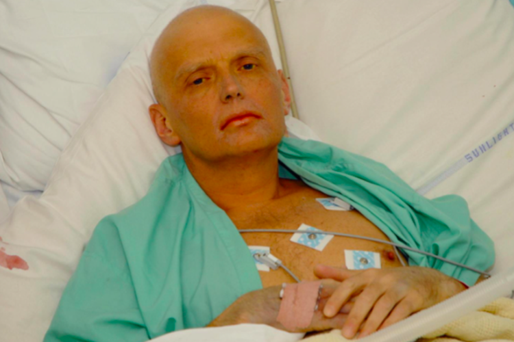 Alexander Litvinenko mantan mata-mata Rusia yang meninggal di London pada 2006 setelah minum teh yang dicampur dengan bahan radioaktif.
