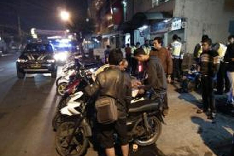 Petugas Polres Tasikmalaya Kota membubarkan kelompok geng motor di Jalan Sutisna Senjaya, Kota Tasikmalaya, Rabu (18/11/2015) malam.