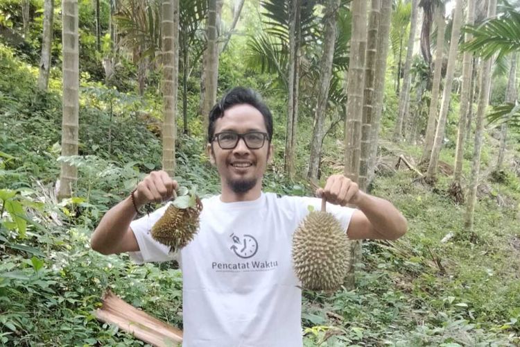 Pengunjung memilih buah durian di Desa Gunci, Kecamatan Sawang, Aceh Utara, Sabtu (14/8/2021)