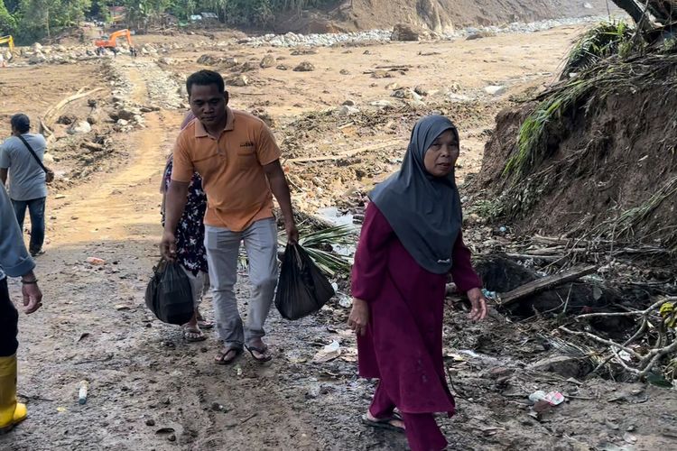Lusman bersama istri, adiknya, dan ibunya, Sari Amin menembus medan sulit untuk mengantarkan bantuan makanan siap saji untuk korban bencana banjir bandang di Subarang Aia pada Minggu (7/12/2025) siang. Hampir satu Lusman naik motor dari Pasaman Barat tepatnya di Kinali menuju Salareh Aia Timur, Agam, Sumatera Barat. 

