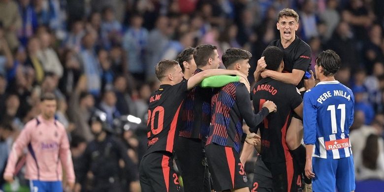 Pemain Barcelona merayakan setelah mencetak gol kedua pada laga Liga Spanyol antara RCD Espanyol dan FC Barcelona di Stadion RCDE di Cornella de Llobregat, pada 15 Mei 2025.