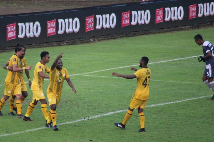 Pemain Barito Putera berselebrasi usai mencetak gol ketiganya ke gawang Persita Tangerang dalam babak penyisihan Grup E Piala Presiden 2019 di Stadion Kanjuruhan, Kabupaten Malang, Sabtu (9/3/2019) Foto: 