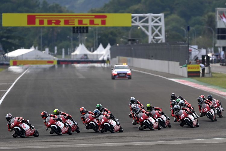 Sejumlah pebalap kelas Idemitsu Asia Talent Cup (IATC) 2021 memacu kecepatannya saat Race 1 di Pertamina Mandalika International Street Circuit, Lombok Tengah, Nusa Tenggara Barat, Jumat (19/11/2021). Pebalap asal Jepang Furusato berhasil memimpin race pertama IATC Mandalika 2021 disusul posisi kedua pebalap asal Malaysia Daniel Sharil dan di posisi ketiga pebalap asal Thailand Gun Mie.