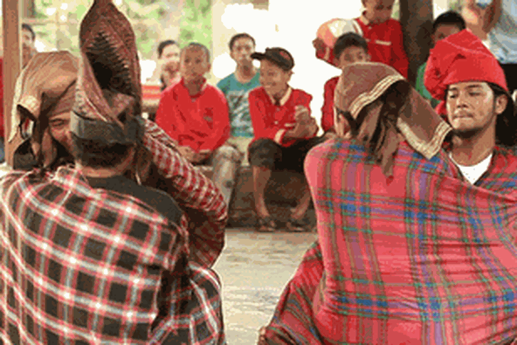 Bise-biseang. Permainan ini diangkat dari permainan masyarakat pesisir Bugis-Makassar. Pada permainan ini, pemain akan bergerak di titik awal ke titik tertentu menggunakan sarung sebagai kendaraan.