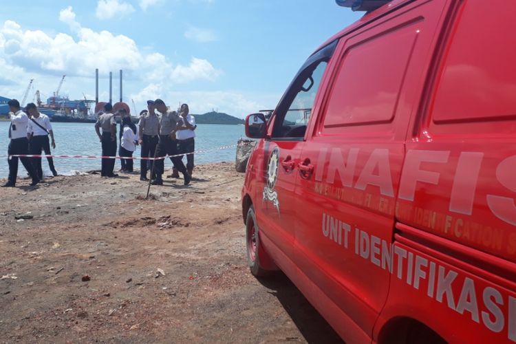 Sesosok jasad bayi tanpa kepala ditemukan didalam kantong plastik disekitar bibir pantai Perusahaan Industri Galangan Kapal PT Bandar Viktori di kecamatan Sekupang, Batam, Kepri. Senin (19/11/2018)