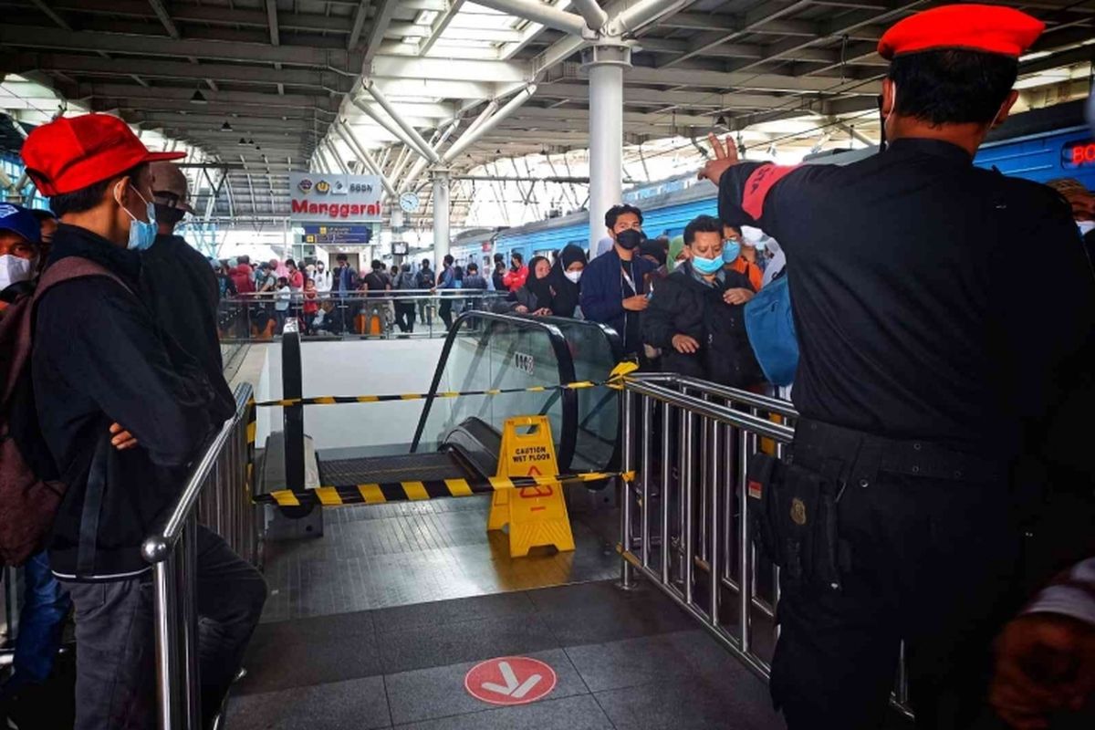 Salah satu eskalator di Stasiun Manggarai yang mati pada jam sibuk.