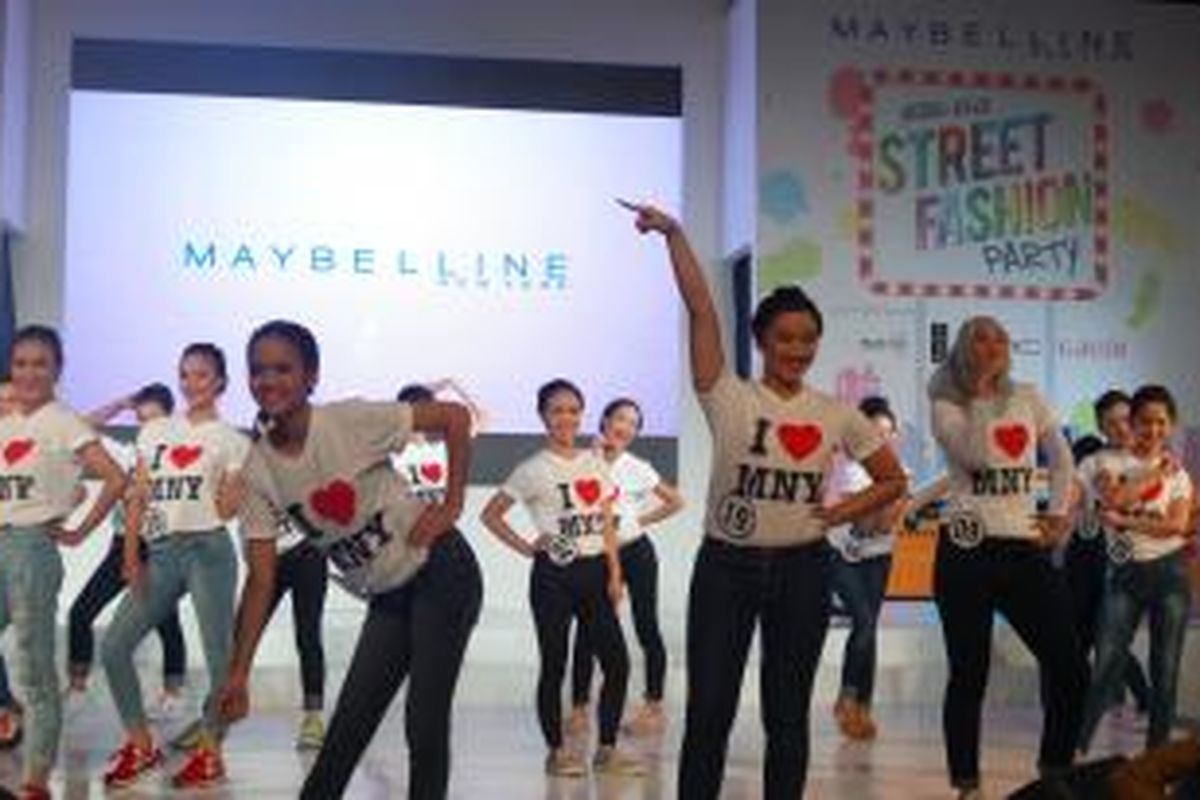 Penampilan 20 besar finalis Maybelline Girls di Hotel Ritz Carlton Mega Kuningan, Minggu (7/12/2014).