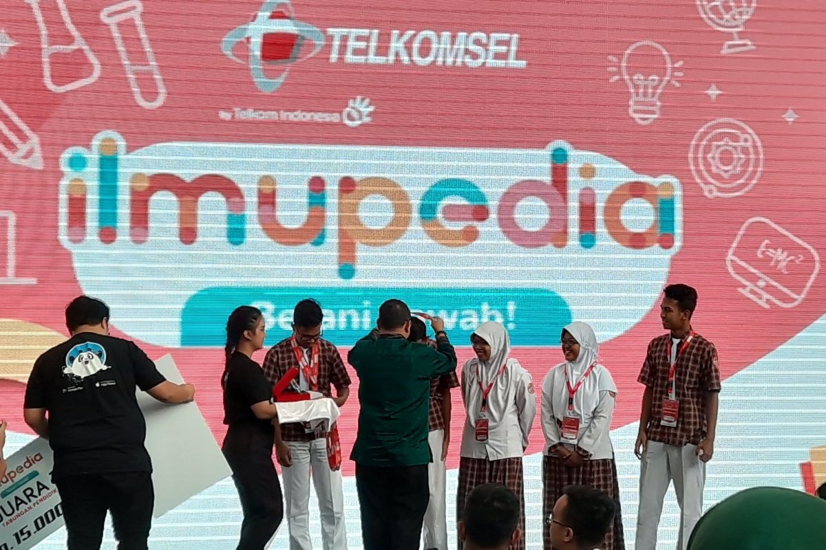 SMAN 1 Sambas menjadi juara lomba cerdas cermat yang digelar Telkomsel.