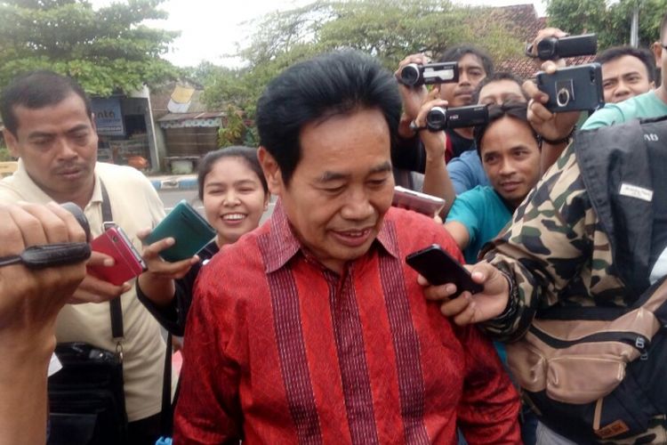 Mantan Kepala Kejaksaan Negeri Madiunn, Isno Ihsan membantah menerima uang dari tersangka Walikota Madiun saat diwawancar wartawan usai diperiksa penyidik Komisi Pemberantasan Korupsi di markas Detasemen C Pelopor Sat. Brimob Polda Jawa Timur di Kota Madiun, Sabtu ( 18 / 3 / 2017) siang. 