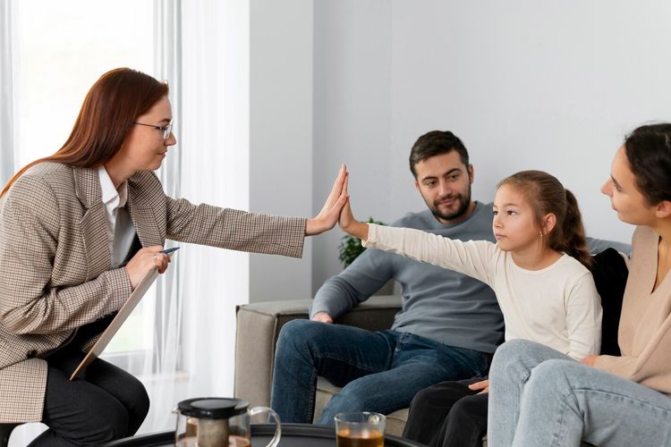 Anak mengadu ditegur guru? Ketahui kapan orangtua cukup mendengar dan kapan perlu ikut campur, menurut psikolog keluarga.