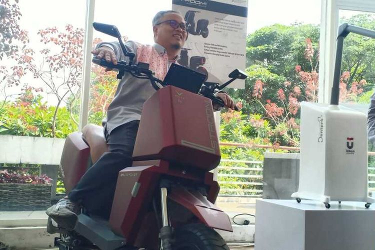 Mahasiswa dan dosen Tel-U berhasil membangun sepeda motor bertenaga listrik. Motor listrik tersebut di bangun berdasarkan komitmen berbangsa yakni pada tahun 2060 Indonesia akan bebeas dari penggunaan energi Emisi.