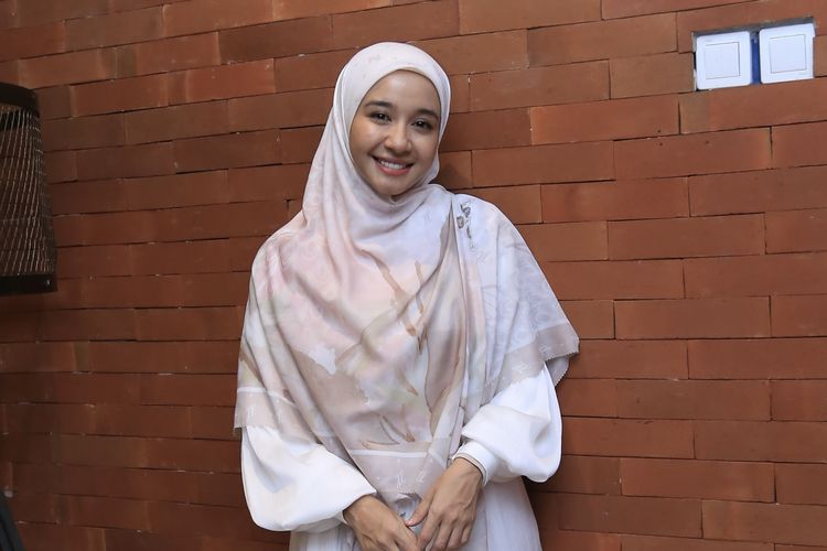 Laudya Cynthia Bella dalam jumpa pers film Buya & Siti Hamka Vol.2 di daerah Duren Tiga, Jakarta Selatan, Senin (27/11/2023).