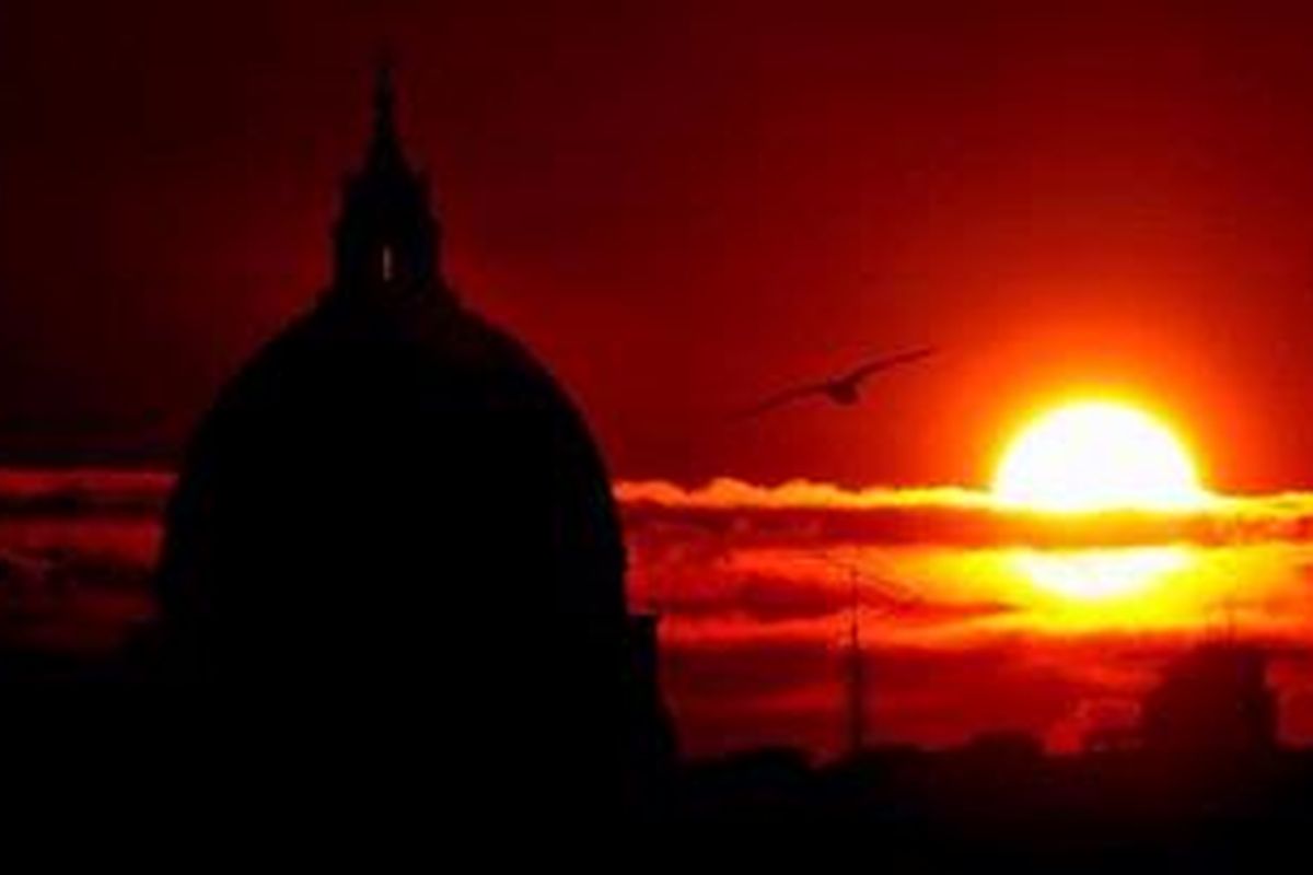 Kubah Basilika Santo Petrus, Vatican, terlihat di waktu senja.